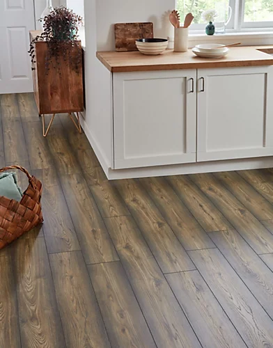 Impero Verona - Amber Oak 8mm Laminate Flooring. 2.13m² Pack 3 Impero Verona - Amber Oak 8mm Laminate Flooring. 2.13m² Pack