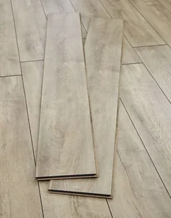 Impero Verona - Toffee Oak 8mm Laminate Flooring. 2.13m² Pack -Floors Specialty Shop impero verona toffee oak 8mm laminate flooring 2 13m pack1194528120522 03c MP