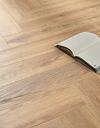 Swiss Krono Herringbone - Peterson Oak Nature 8mm Laminate Flooring. 1.23m² Pack 4 Swiss Krono Herringbone - Peterson Oak Nature 8mm Laminate Flooring. 1.23m² Pack - Image 2